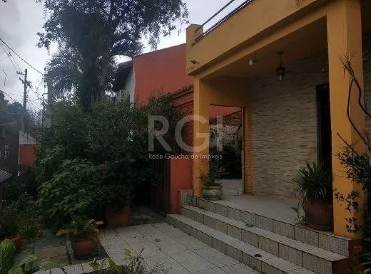 Imagem Casa para Venda - 220m², 3 dormitórios, 4 vagas - Teresópolis