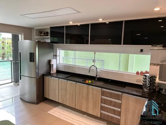 Imagem Sobrado com edícula, 05 quartos sendo duas suítes à venda no Atuba, divisa com Tingui, próximo ao Bacacheri em Curitiba PR