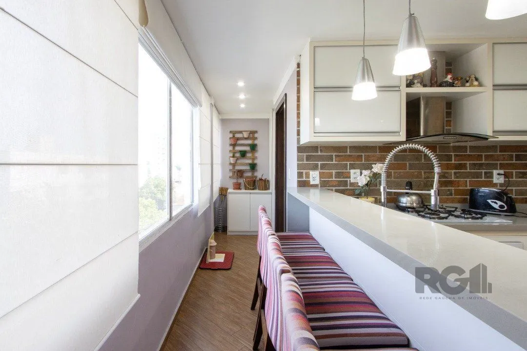 Imagem Apartamento reformado de 124m² privativos- 3 dormitórios sendo 1 suíte no bairro Medianeira