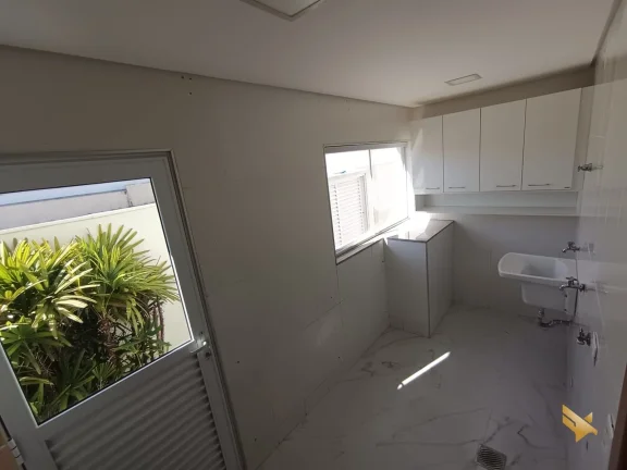 Imagem Sobrado com garagem subterranea e suite com dois closets e banheira