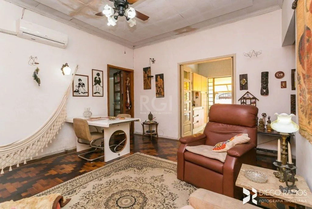 Imagem Casa para Venda - 198m², 3 dormitórios, sendo 1 suites, 4 vagas - Petrópolis