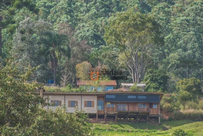 Foto do imóvel Chácara com 4 dormitórios à venda, 1500 m² por R$ 650.000,00 - Bom Jardim - Camanducaia/MG