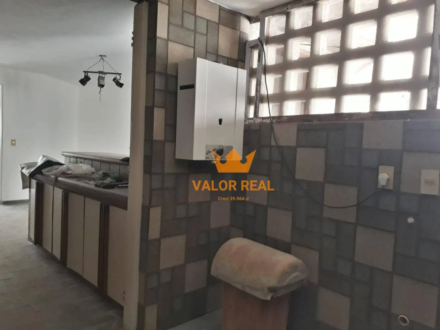Imagem Magnifica casa em construção de alto padrão, possuindo 3.005m e mais 796m de área construida , possuindo um excelente design.