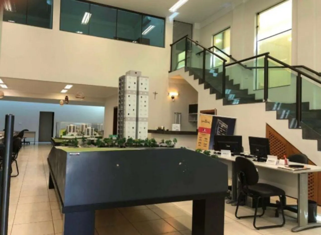 Imagem Salão Comercial para Locação em Sorocaba-SP, Jardim Portobello: 3 Salas, 5 Banheiros, 3 Vagas e 300m² de Área.