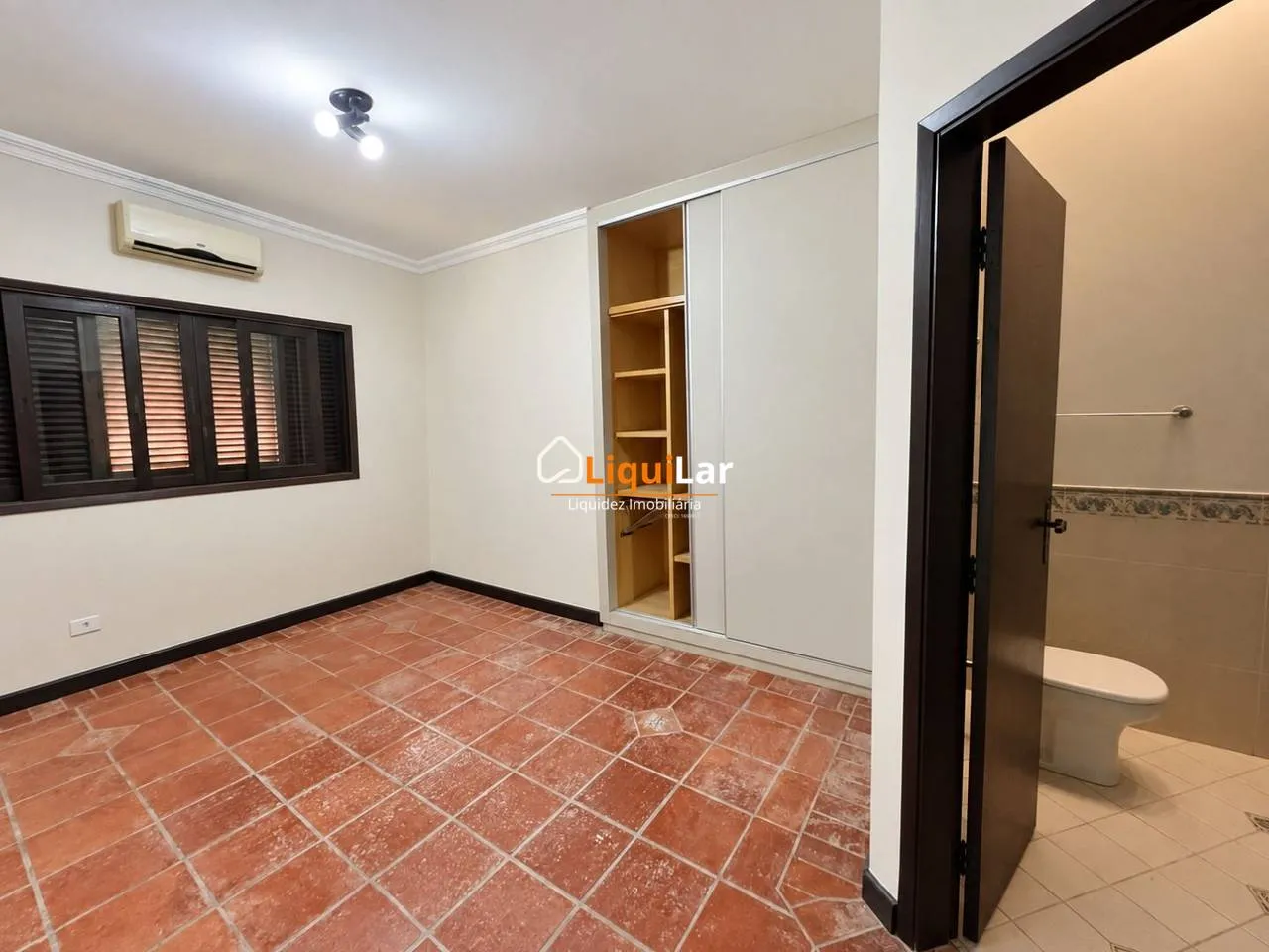 Imagem Casa térrea com 4 suítes no Condomínio Jardim das Paineiras