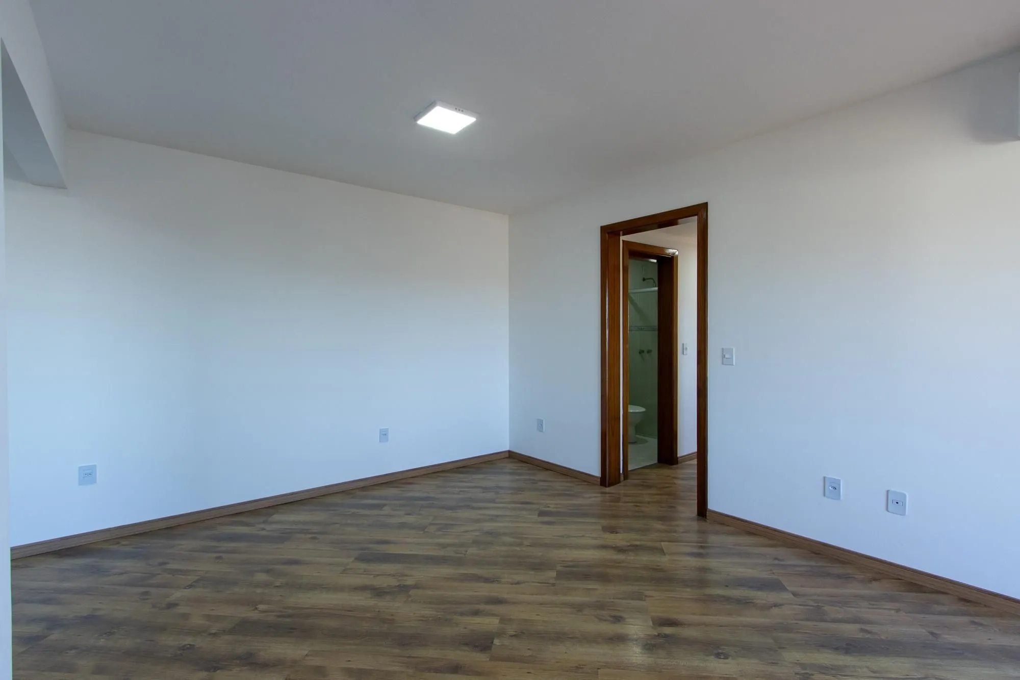 Imagem Apartamento de 2 dormitórios, 1 suíte e 2 vagas de garagem no bairro Tristeza.