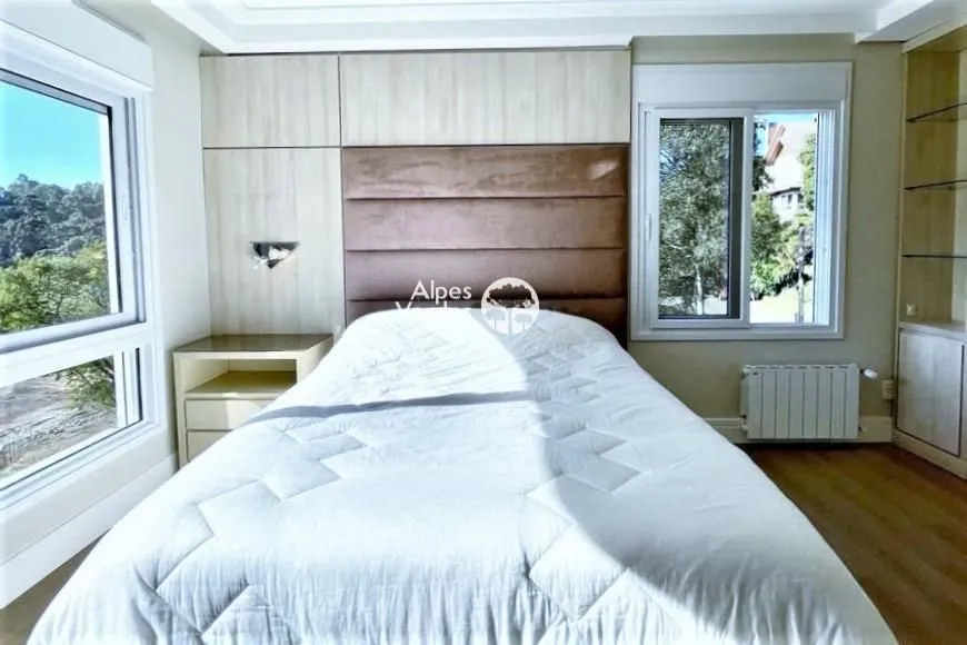 Imagem Vende-se Casa em Condominio com 3 suites a 5 minutos da Rua Coberta