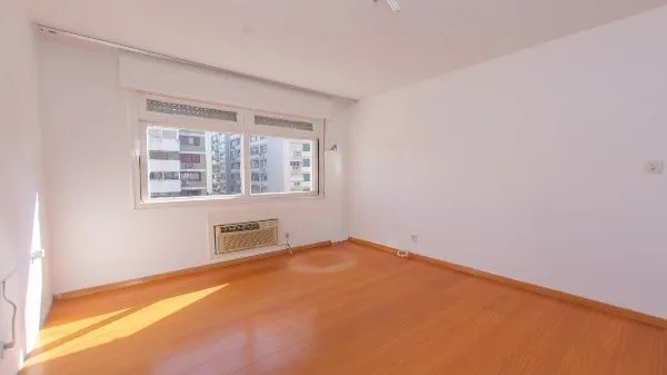 Imagem Vende-se apartamento com 3 quartos (1 suíte), 97 m² e 1 vaga - Bom Fim