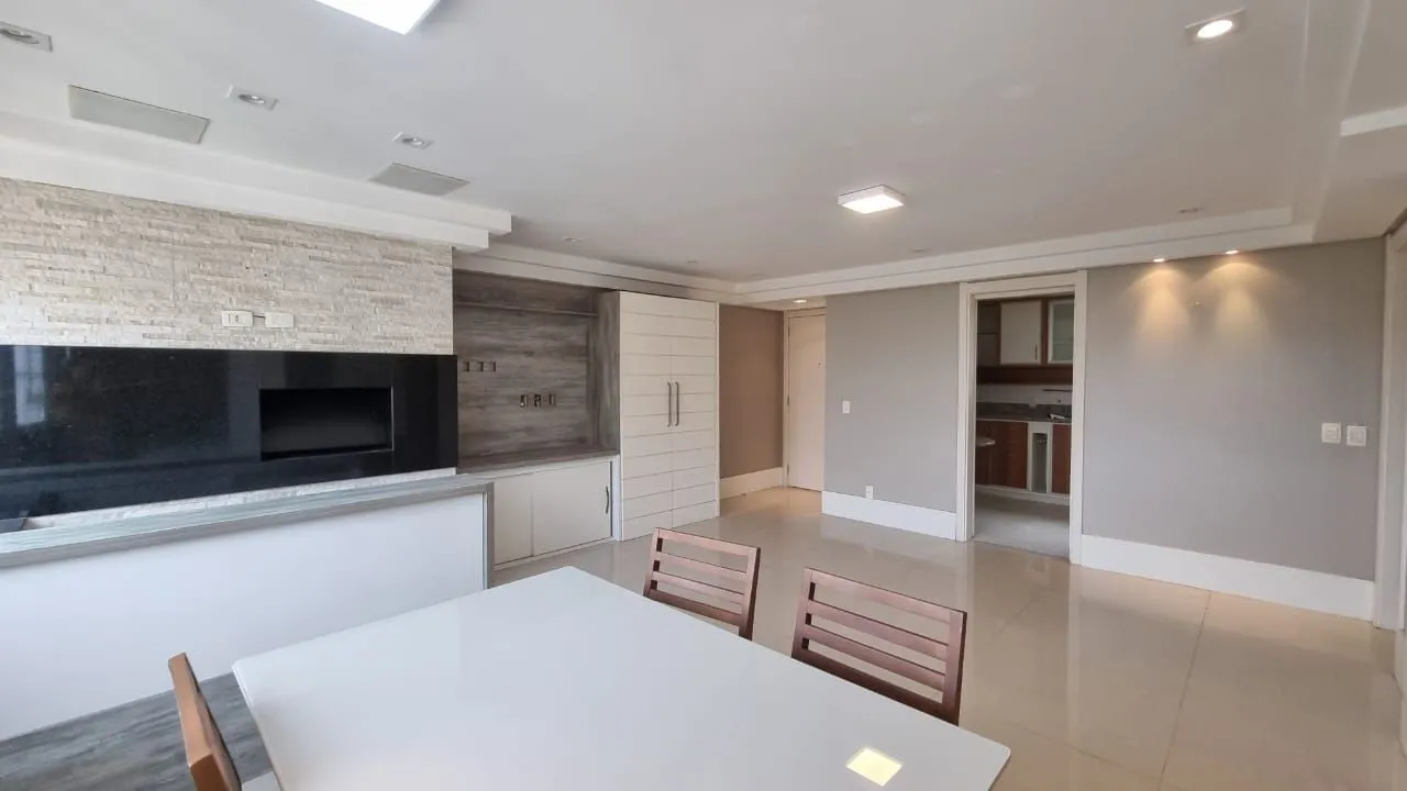 Imagem Apartamento 03 dormitórios, duas vagas individuais, edifício com infra, Bairro Cristal