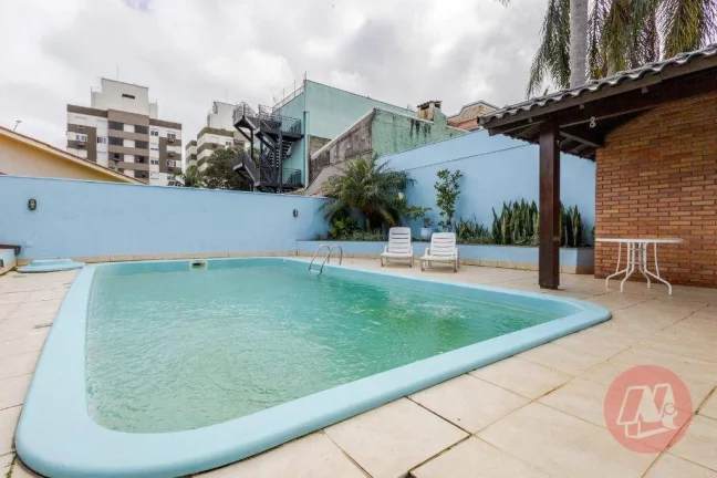 Imagem Casa de 208 m² com 4 quartos, 3 vagas e piscina.