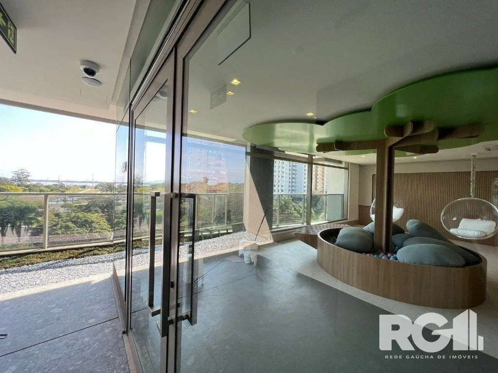 Imagem Apartamento com 143 m² privativos, possui 3 suítes, (sendo 1 máster), living, cozinha, dependência de empregada, lavabo, 143 m² de área privativa, 2 vagas de garagem.
