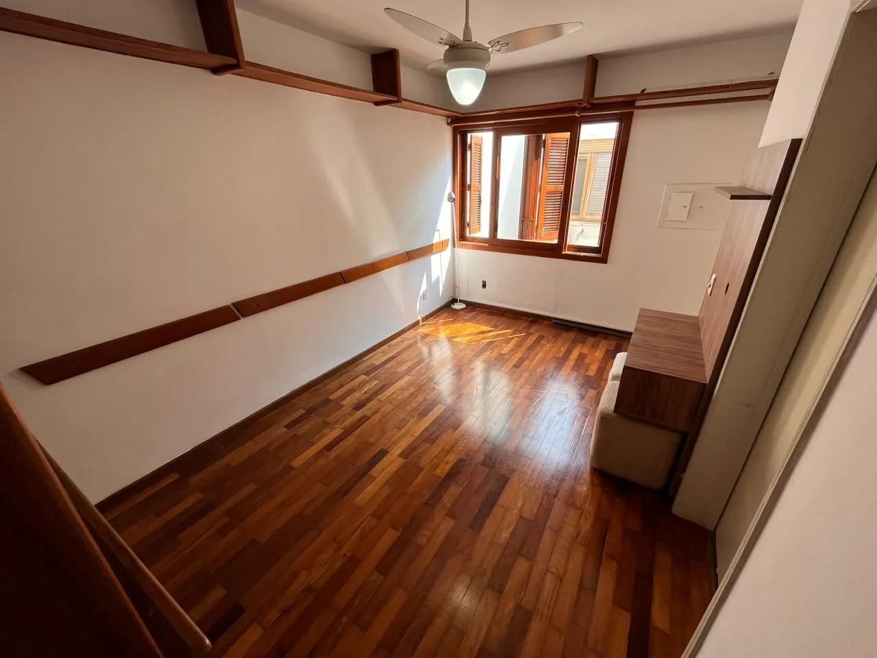 Imagem Apartamento de dois quartos e uma vaga de garagem no bairro Petrópolis em POA/RS