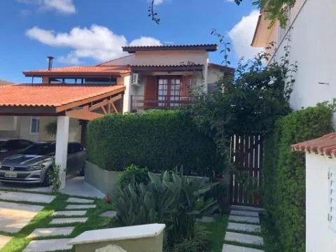 Imagem VENDA DE SOBRADO NO CONDOMÍNIO ARUJÁ V, EM ARUJÁ/SP, 264m² com 3 quartos, suíte, churrasqueira, jardim, cozinha americana e 04 vagas. CONSULTE-NOS.