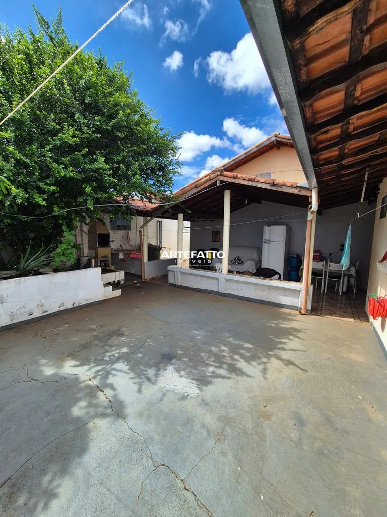 Imagem Casa com 3 dormitórios no bairro Santa Terezinha