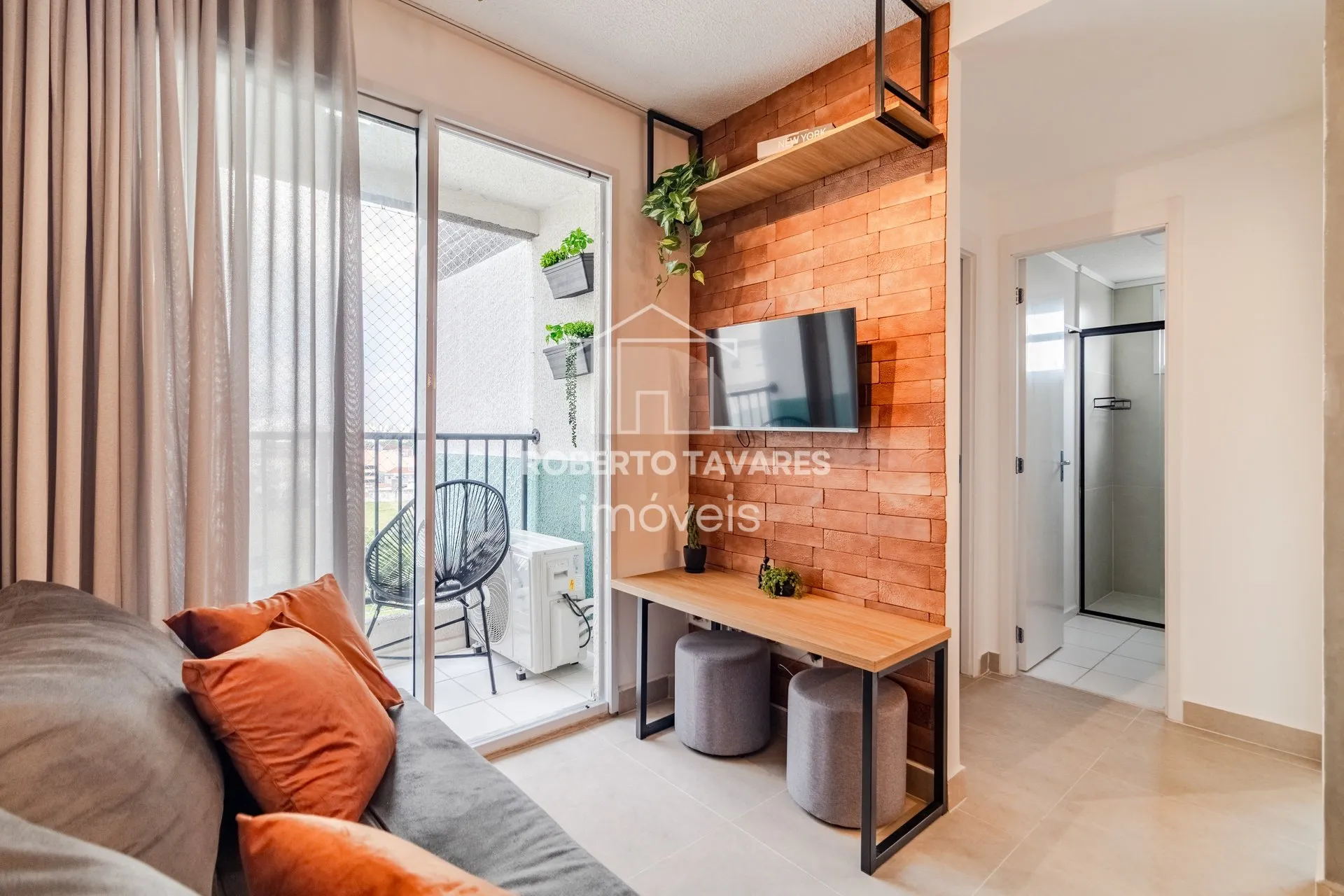 Imagem Apartamento totalmente mobiliado. VENDA DE PORTEIRA FECHADA - O imóvel conta com 2 quartos, sendo 1 suíte, além de uma vaga de garagem.