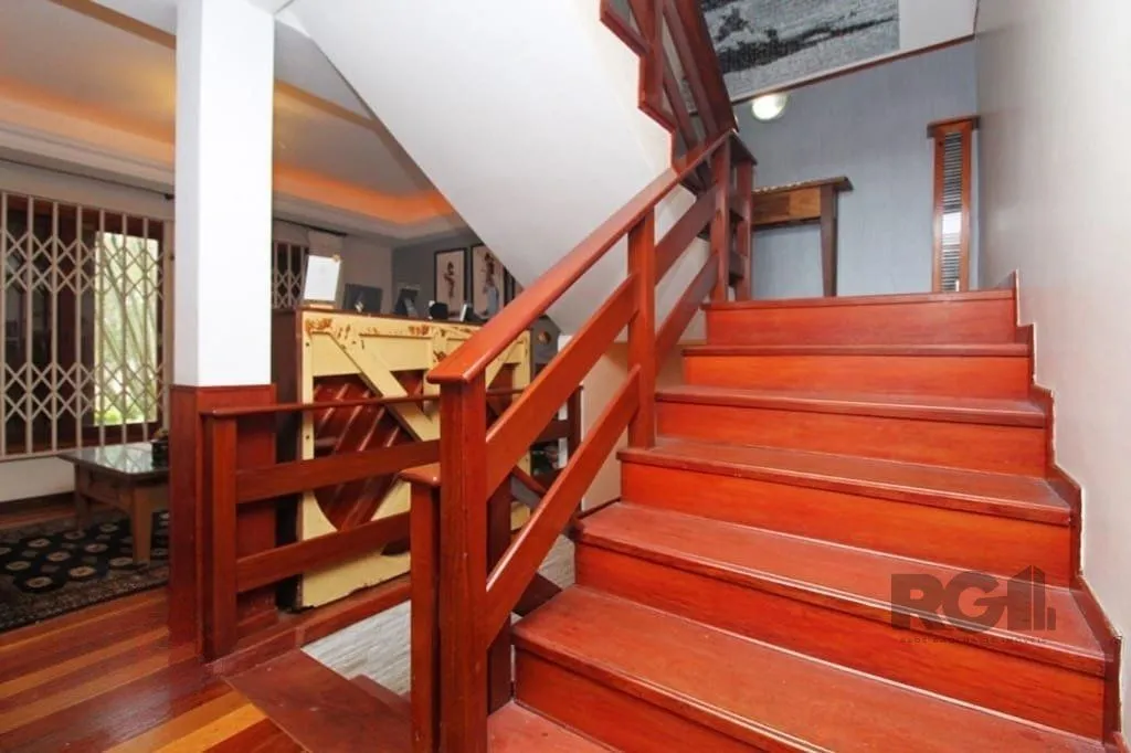 Imagem Casa de 275m² - 3 dormitórios e 3 vagas no bairro Coronel Aparício Borges
