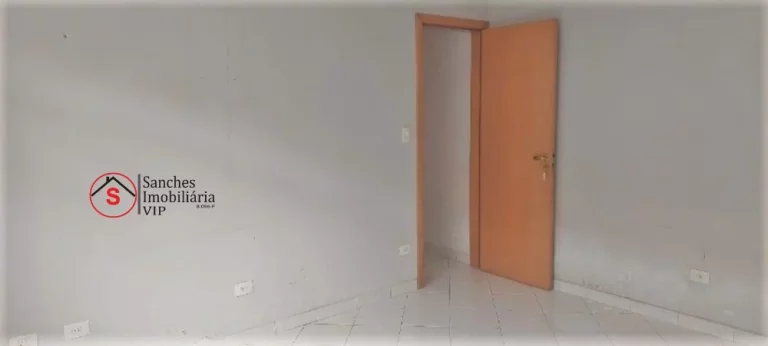 Imagem À venda, casa bem localizada com 1 dormitório, 2 vagas, ampla cozinha, sala e lavanderia, próximo a com?(C)rcios e transportes público