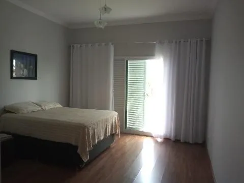 Imagem VENDA DE CASA EM SANTA ISABEL/SP, terreno de 3.120m² e 360m² A/C com 3 suítes, 3 salas, cozinha, quintal com pomar, piscina e 2 vagas. CONSULTE-NOS.