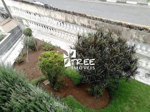 Imagem LOCAÇÃO COMERCIAL DE CASA NO JARDIM PLANALTO, EM ARUJÁ/SP, 400m² com 4 dorm, 3 salas, quintal amplo, churrasqueira e garagem p/ 4 autos. CONSULTE-NOS.