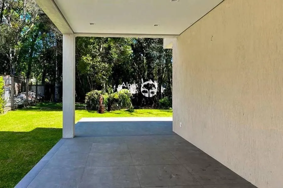 Imagem Vende-se Casa em Condominio com 3 suites a 5 minutos da Rua Coberta