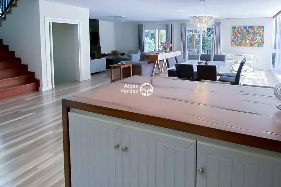 Imagem Vende-se Casa em Condominio com 3 suites a 5 minutos da Rua Coberta
