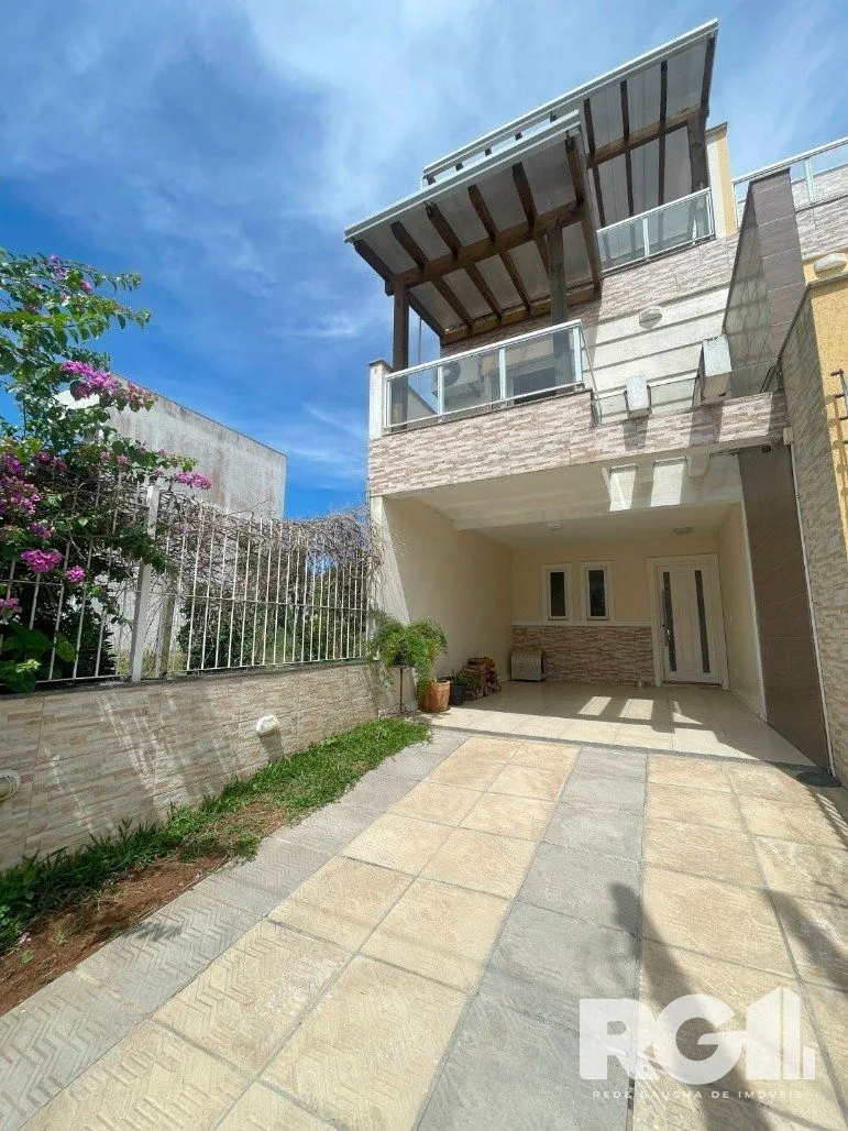 Imagem Bela casa três dormitórios localizada nos altos do bairro Guarujá