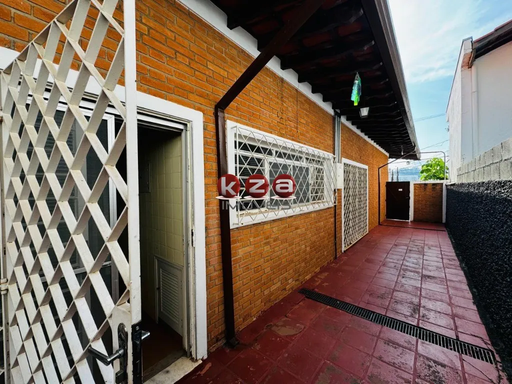 Imagem Imperdível oportunidade: Casa comercial de 3 quartos, 1 suíte, 3 salas, 3 banheiros e 2 vagas em Vinhedo-SP, Centro.