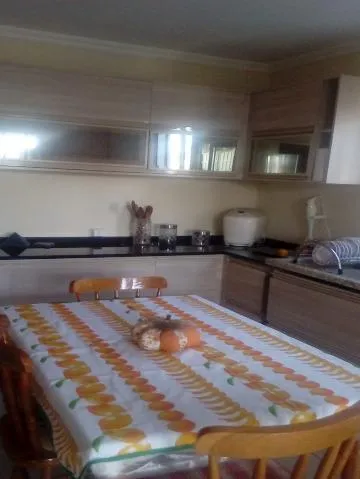 Imagem VENDA DE SOBRADO NO JARDIM PLANALTO, EM ARUJÁ/SP, 160m² com 3 suítes, 2 c/ sacada, sala de estar, copa, cozinha e garagem para 2 autos. CONSULTE-NOS.