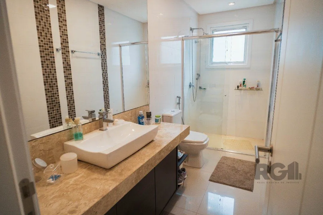 Imagem Oportunidade Única! Casa em Condomínio à Beira do Lago com 4 Suítes, sendo uma Térrea e uma Suíte Master Espetacular!