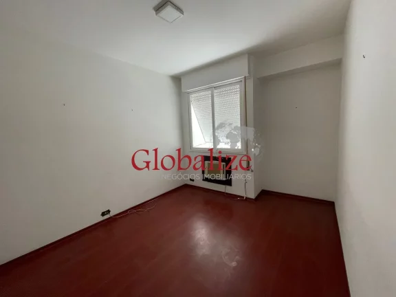 Imagem APARTAMENTO À VENDA CONDOMÍNIO FRENTE AO MAR NO GONZAGA COM 2 DORMITÓRIOS, SALA, WC, COZINHA, ÀREA DE SERVIÇO, D. EMPREGADA COMPLETA POR R$900.000,00