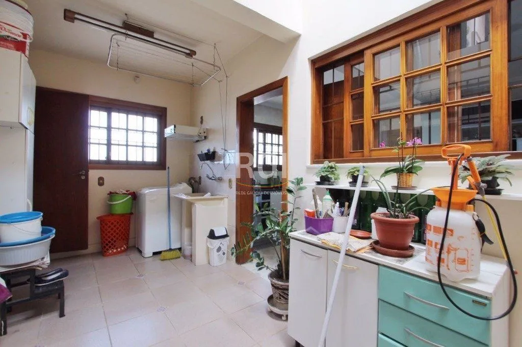 Imagem Casa para Venda - 259.5m², 4 dormitórios, sendo 1 suites, 3 vagas - Teresópolis