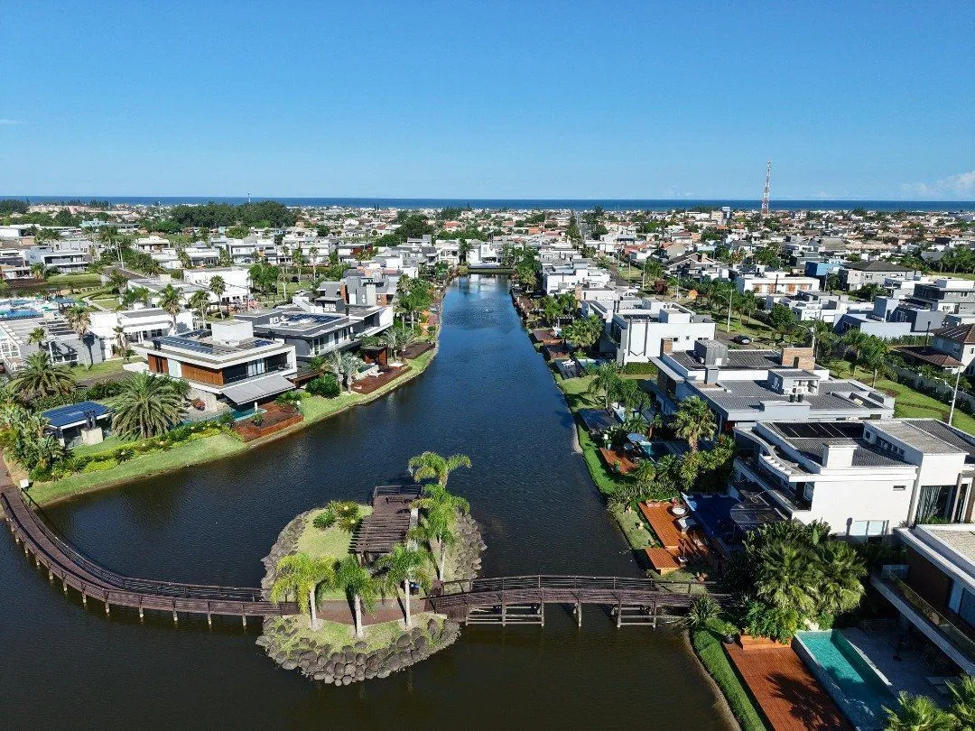 Imagem SOBRADO À VENDA PAGAMENTO EM 60X CONDOMÍNIO MALIBU BEIRA LAGO COM DECK E PISCINA