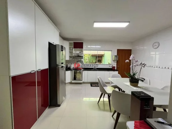 Imagem Sobrado à venda com 3 dormitórios (1 suíte) e 4 vagas de garagem - Bairro Santa Maria, São Caetano do Sul, SP