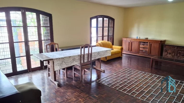 Imagem Casa com edícula, 05 quartos sendo 02 suítes, no São Lourenço em Curitiba PR
