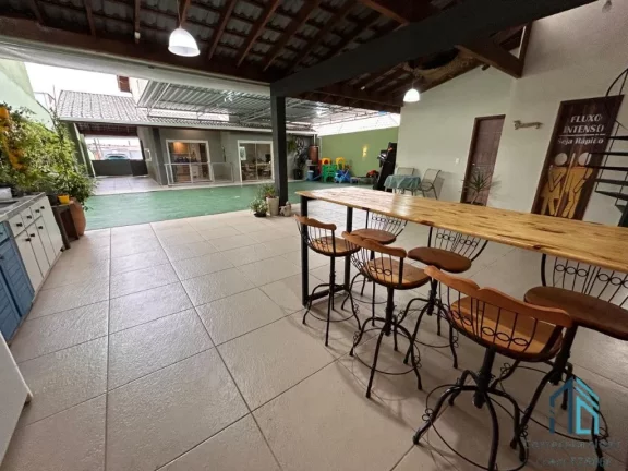 Imagem Sobrado com edícula, 05 quartos sendo duas suítes à venda no Atuba, divisa com Tingui, próximo ao Bacacheri em Curitiba PR