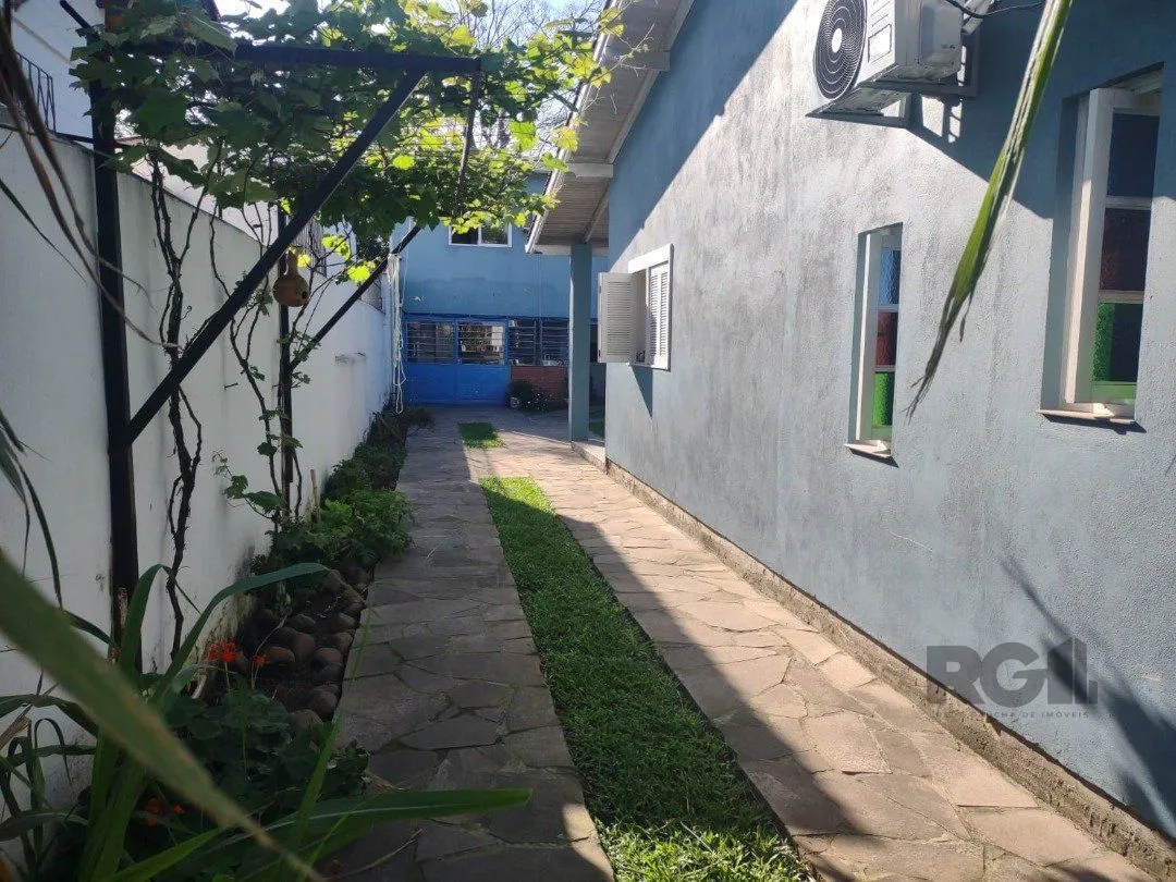 Imagem Casa com 250m², 2 quartos, 1 suite, edícula, no bairro Nonoai