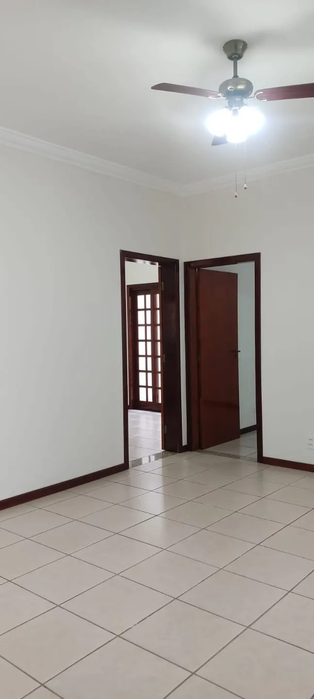 Imagem Casa Estilo Clássico com 3 Quartos, Piscina, Área Gourmet, 4 Vagas e Excelente Localização Próxima ao Centro