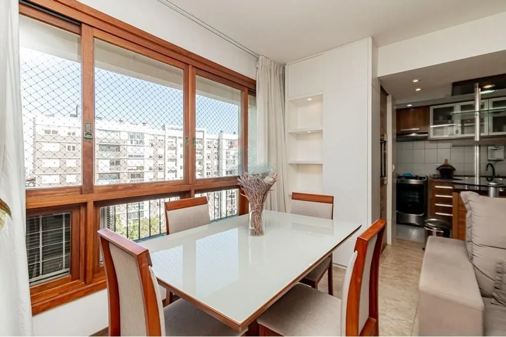 Imagem Apartamento com 3 dormitórios (sendo 1 suíte), 2 banheiros, lareira, churrasqueira e 2 vagas de garagem.