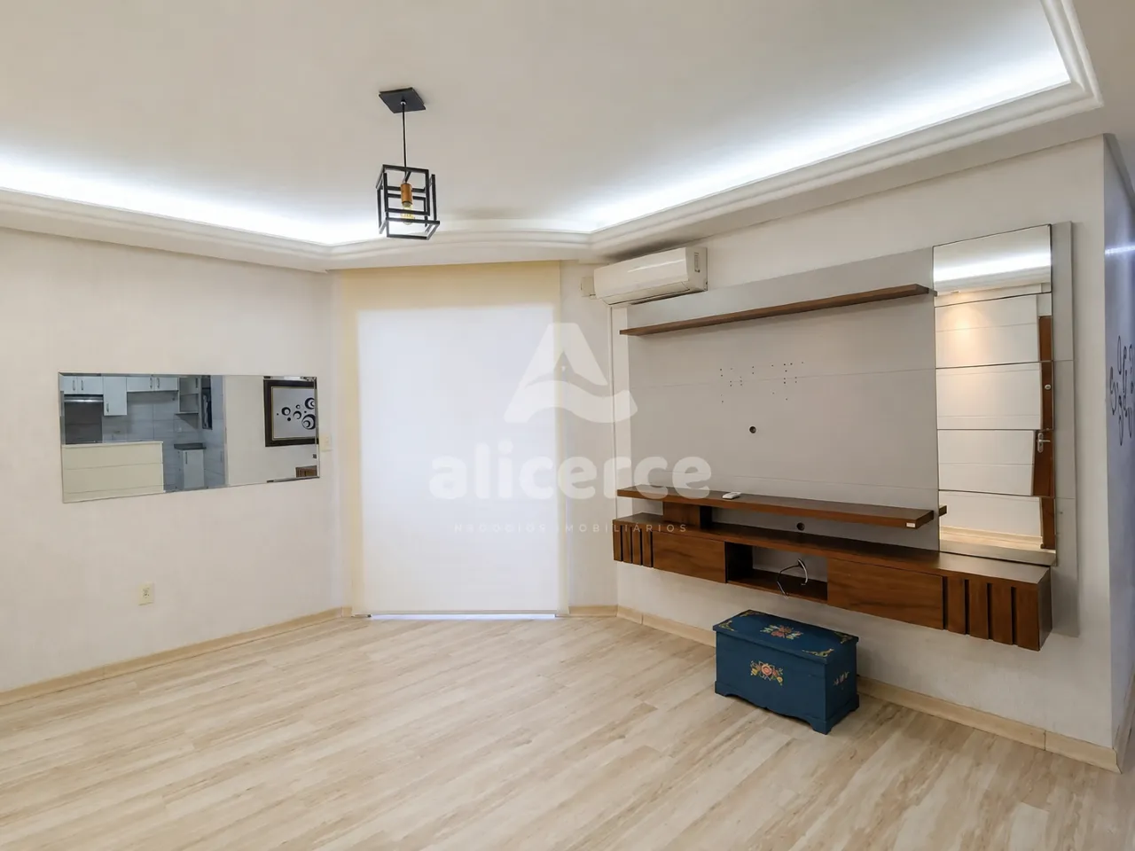 Imagem Apartamento semi mobiliado, 3 dorm. com suíte, andar alto e vista livre em Barreiros - São José - SC