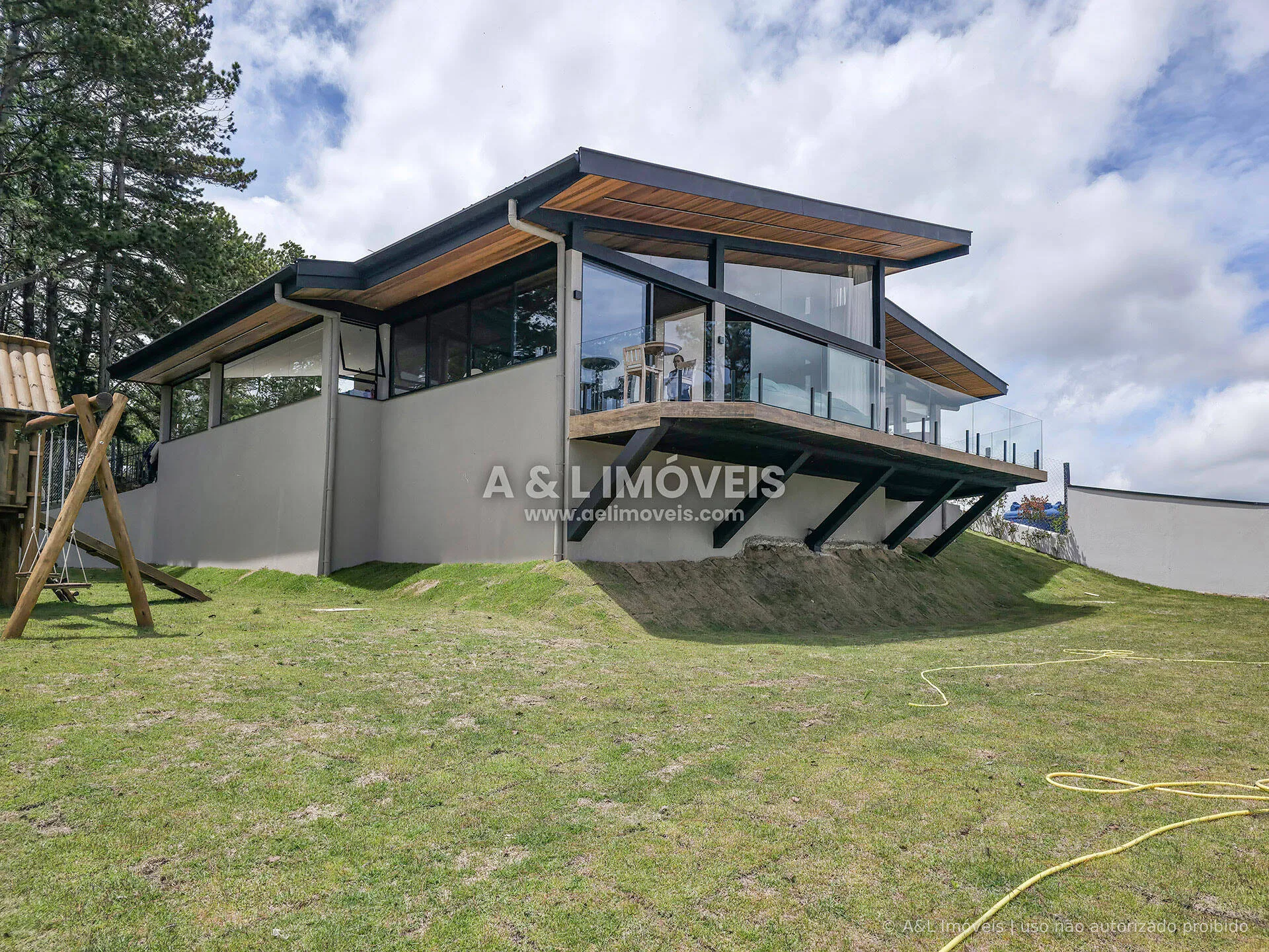 Imagem Casa à Venda em Campos do Jordão - Vista Panorâmica, 3 Suítes e Mirante