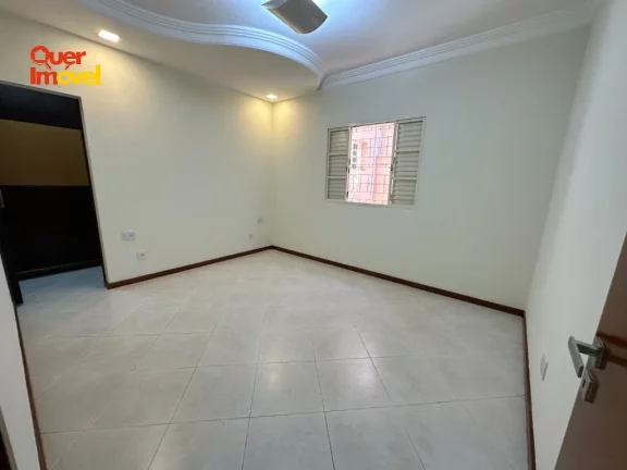 Imagem Oportunidade Imperdível de Casa à Venda no Jardim Antártica, Ribeirão Preto-SP! 5 quartos, 3 suítes, 3 salas, 4 banheiros, 5 vagas de garagem e 324,00 m² de área. Permuta e Financiamento. Quer Imóvel Negócios Imobiliários.