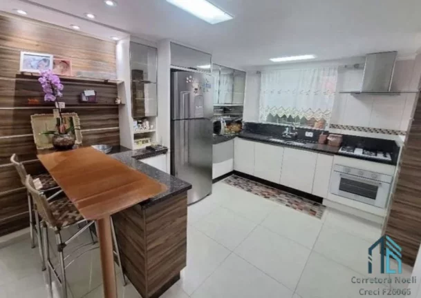 Imagem Sobrado Tríplex Semi mobiliado, 03 quartos c/suíte no Guaira/Água Verde em Curitiba PR