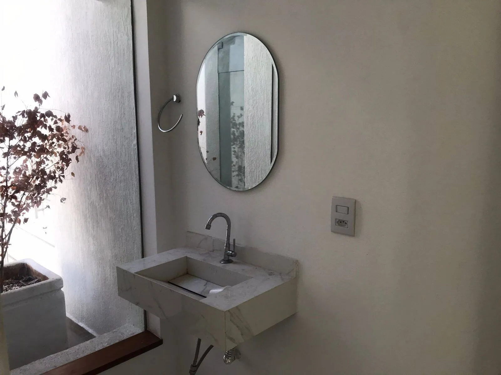 Imagem Casa Arejada em Alphaville Residencial Dois - 4 Quartos, 2 Suítes, Área de Lazer Completa e 4 Vagas