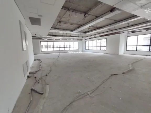 Imagem Conjunto comercial com 388m² para locação em Alphaville.