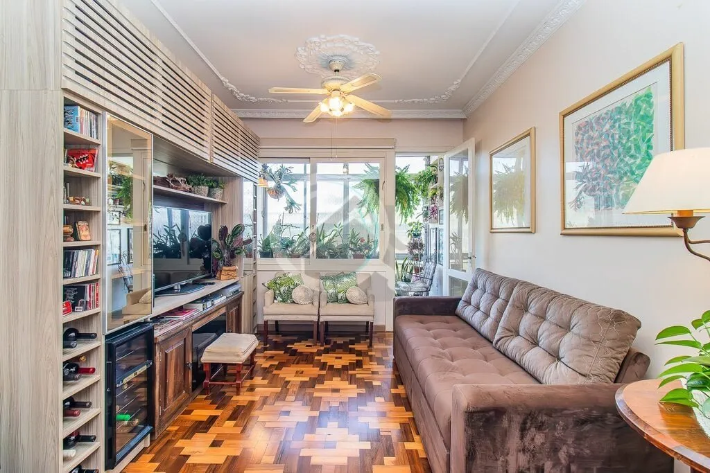 Imagem Amplo apartamento de 3 Dormitórios semi-mobiliado, amplo living com armário, varanda, cozinha indi...