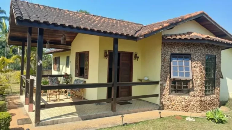 LINDA CASA EM CONDOMÍNIO FECHADO, EM GENEROSO TERRENO DE 770M² E 108M² DE ÁREA CONSTRUÍDA!