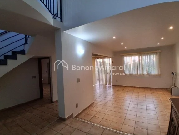 Imagem Linda casa assobrada com 3 quartos sendo 1 suíte, 4 vagas, area de lazer e Localização ótima, pr...