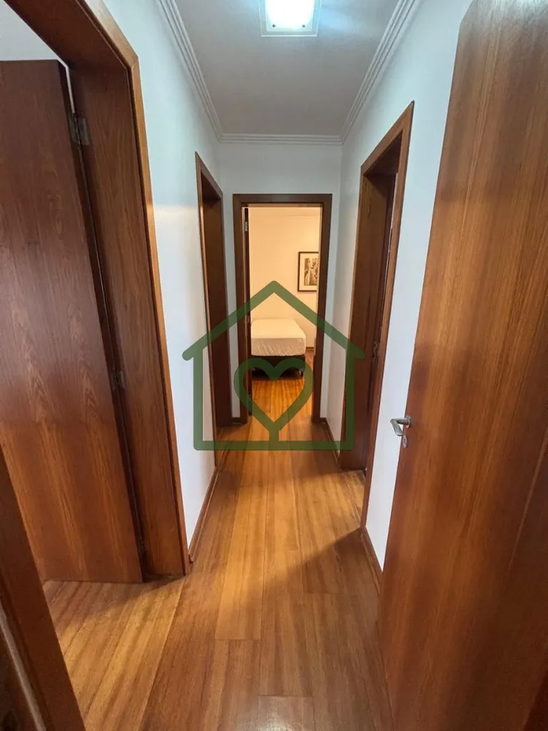 Imagem Vendo Apartamento reformado e semi mobiliado com três dormitórios, sendo um suíte, 800 metros do ...