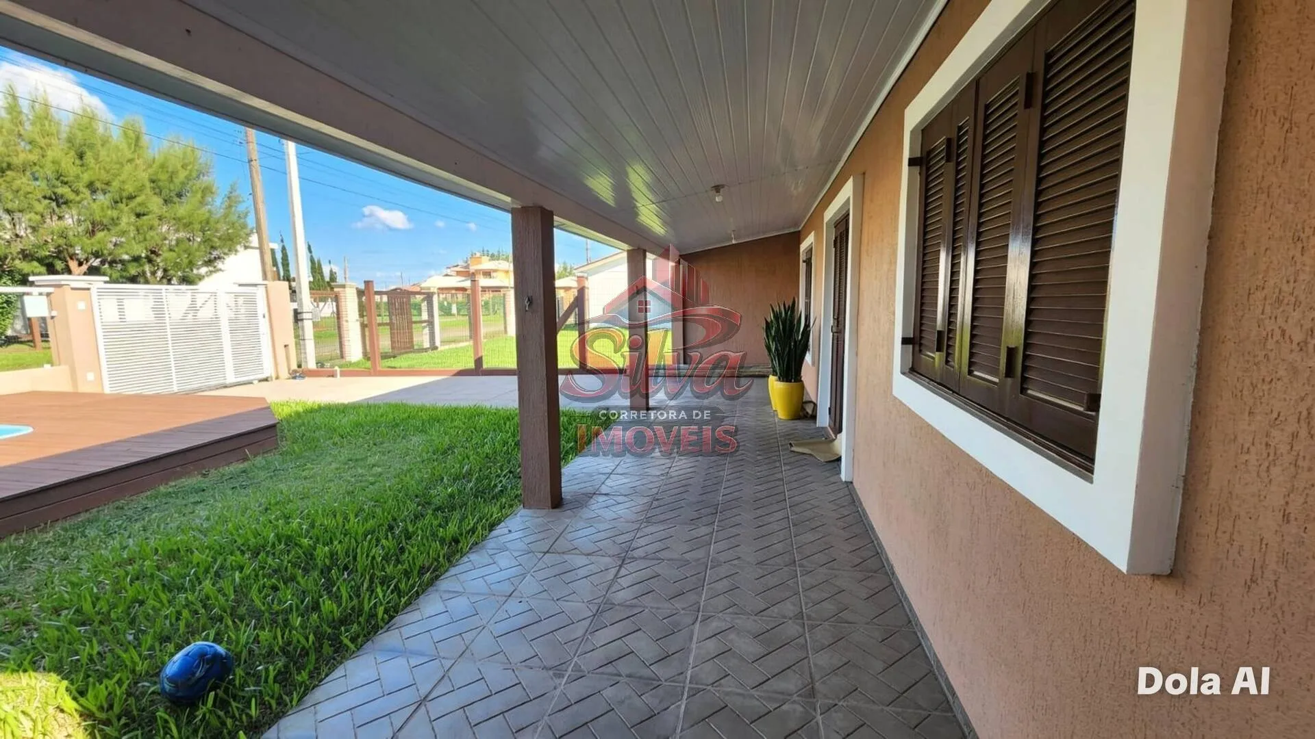 Imagem C756 |Casa com 4 Dormitórios e Piscina a 250 Metros do Mar