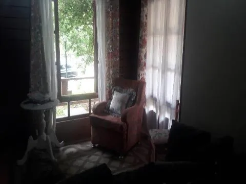 Imagem VENDA DE CASA NO CONDOMÍNIO ARUJÁ COUNTRY CLUB, 250m² c/ 2 quartos, suíte c/ sacada, salão com churrasqueira e forno de pizza e 4 vagas. CONSULTE-NOS.